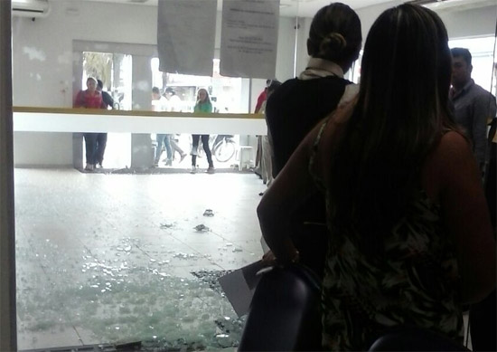 Estelionatário tenta golpe em agência bancária, quebra vidraça e foge