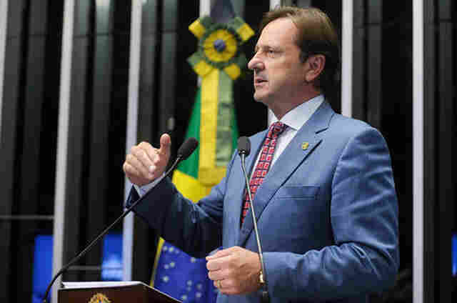 Acir é reconduzido à liderança do PDT no Senado