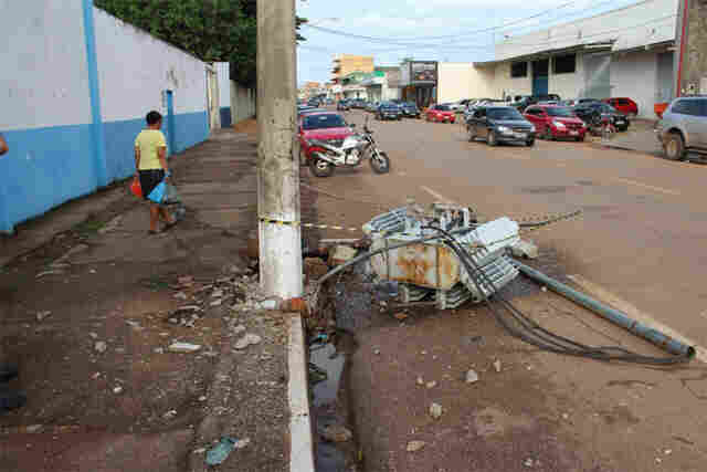 Transformador cai após acidente na Pinheiro Machado; Sistema da Caerd é afetado
