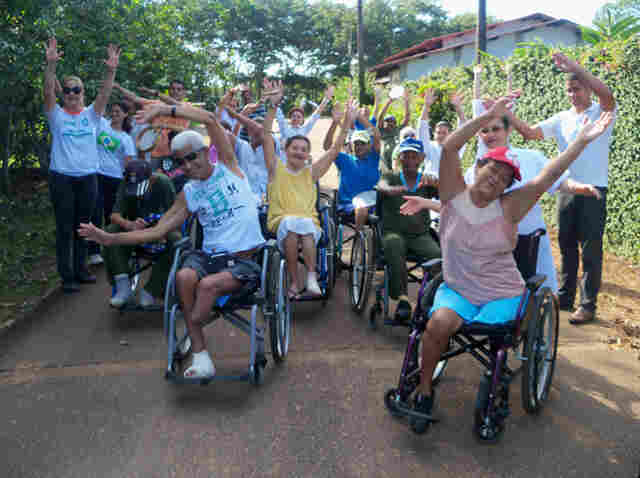 Santa Marcelina doa cadeiras de rodas ao HB