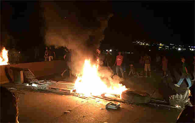 Moradores interditam BR e liberam pacificamente