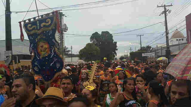 BANDA DO VAI QUEM QUER REPETE SUCESSO AOS 35 ANOS COM MULTIDÃO NAS RUAS DA CAPITAL