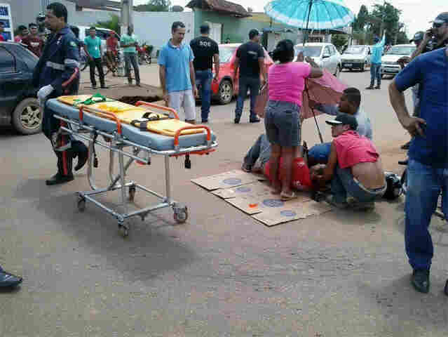 Motociclista sofre grave acidente em rotatória