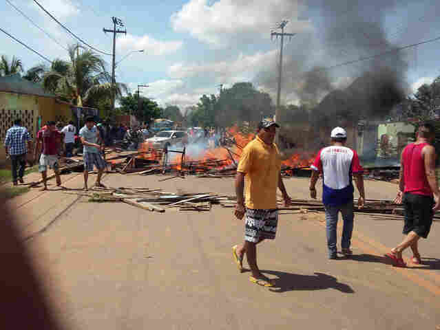 Cheia: Moradores da Balsa fecham rodovia federal
