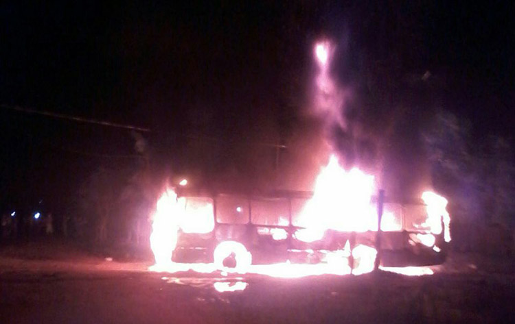 ÔNIBUS INCENDIADO POR DUPLA DE CRIMINOSOS EM PORTO VELHO; Vídeo