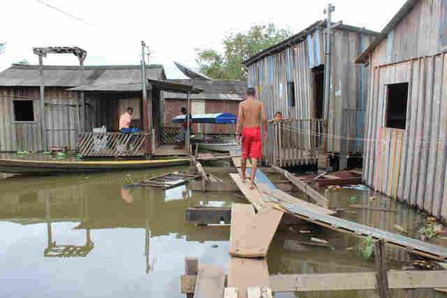 COM ÁGUA COBRINDO O ASSOALHO, FAMÍLIAS AGUARDAM AJUDA DA DEFESA CIVIL