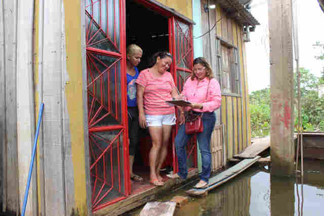 Equipes da Ação Social do Estado, cadastram famílias para pagamento de benefícios