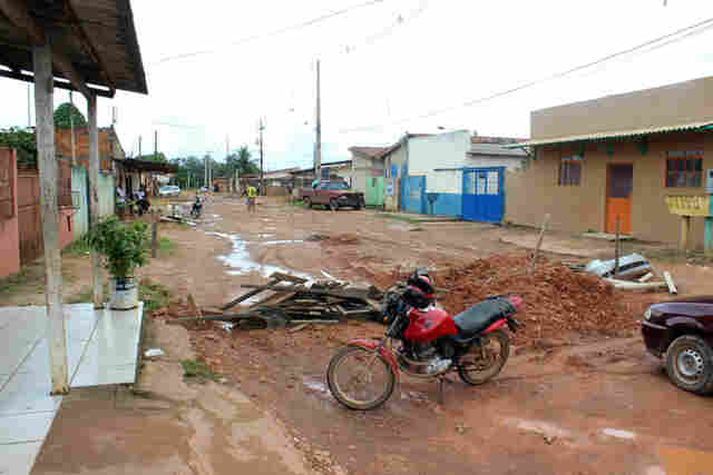 População interdita rua esburacada para chamar atenção de autoridades