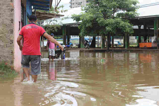 Comerciantes retiram mercadorias e fecham lojas em ruas alagadas no centro de Porto Velho
