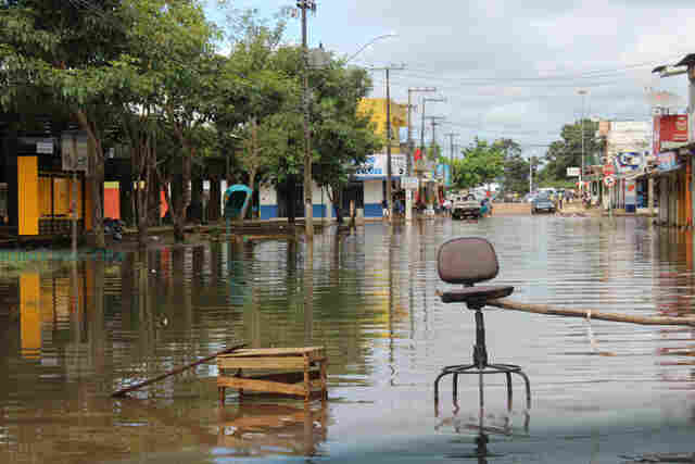 NÍVEL DO MADEIRA NÃO PARA DE SUBIR E DEFESA CIVIL RETIRA MAIS FAMÍLIAS DE ÁREAS INUNDADAS