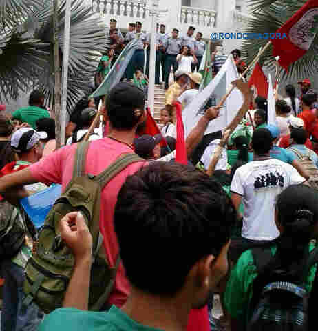 Manifestantes protestam em frente ao Palácio Presidente Vargas