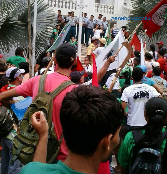 Manifestantes protestam em frente ao Palácio Presidente Vargas