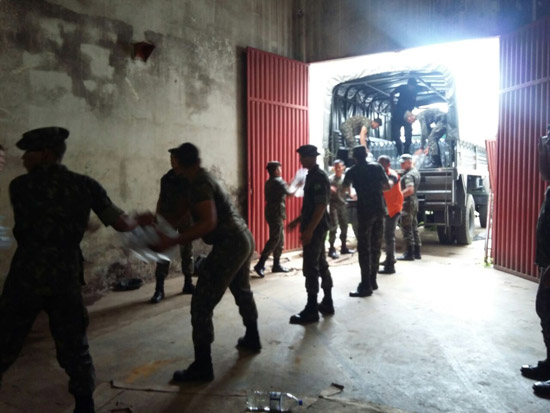 Com ajuda do Exército, Defesa Civil conclui envio de água mineral para ribeirinhos