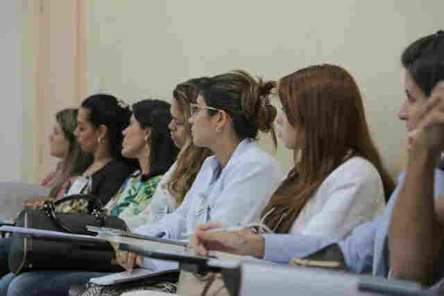 Médicos intensivistas participam de formação continuada