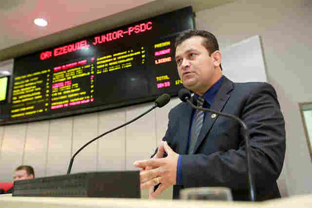 Ezequiel Júnior requer relatório de obras inacabadas