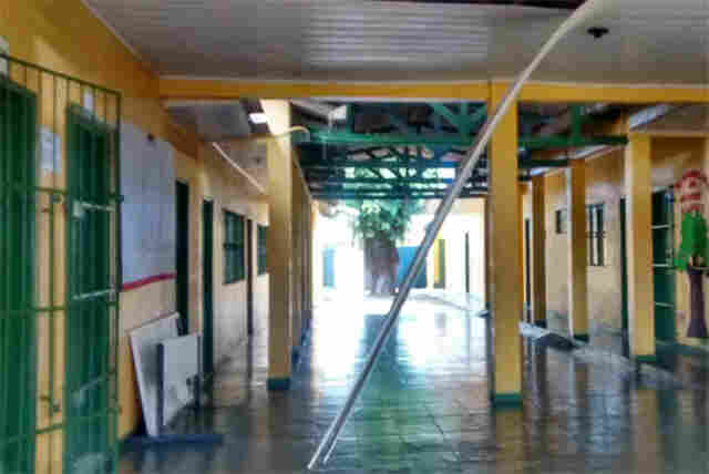 Teto de escola transformada em abrigo está desabando