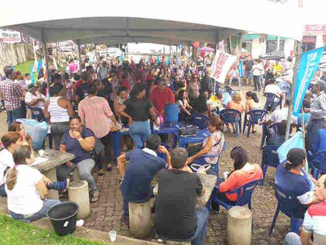 Servidores lotam Praça Getúlio Vargas e contestam alegações do Governo