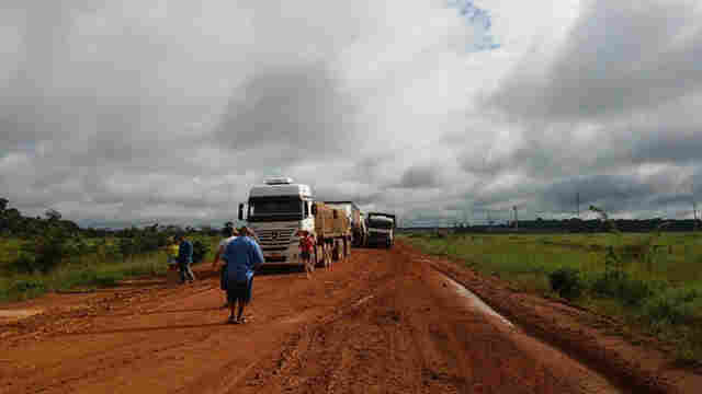 Com muita lama e buracos, estrada de acesso a Guajará está quase intransitável
