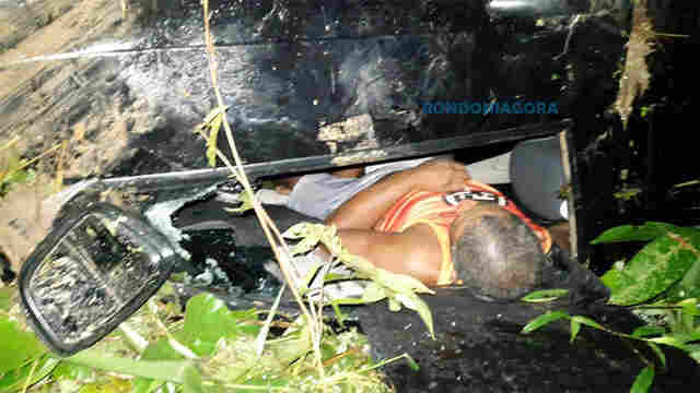 MOTORISTA EMBRIAGADO CAPOTA VEÍCULO E FICA PRESO NAS FERRAGENS APÓS CAIR EM RIBANÇEIRA