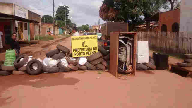 Lideranças comunitárias fecham rua de acesso a bairros na Zona Sul
