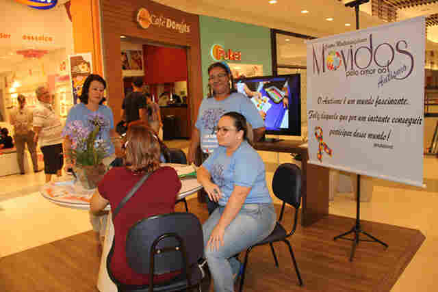 Campanha de conscientização no shopping sobre o autismo