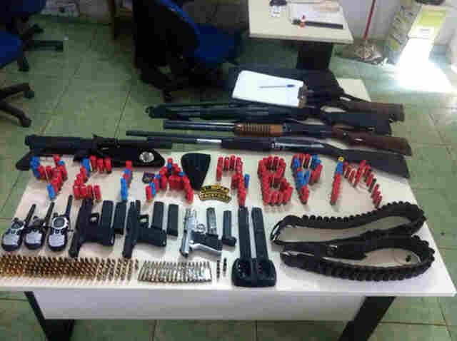 PM apreende armas, coletes, rádios-transmissores, munições e prende seis pessoas