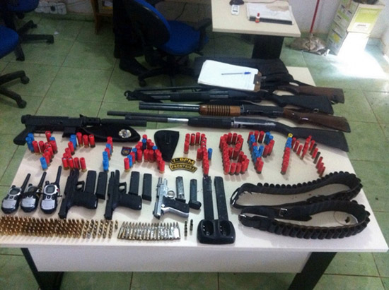 PM apreende armas, coletes, rádios-transmissores, munições e prende seis pessoas