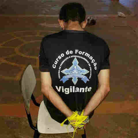 BANDO INVADE ESCOLA, RENDE VIGILANTE E DEIXA RECADO PARA POLÍCIA