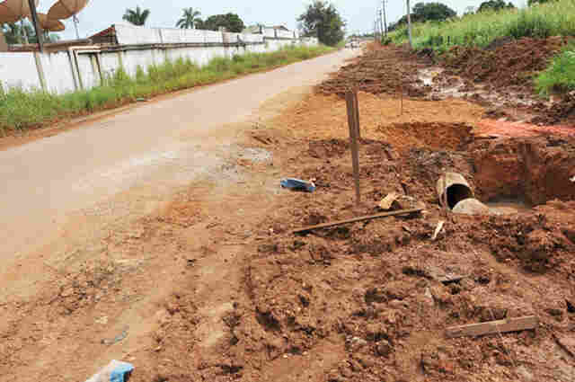 Semob trabalha na obra de drenagem pluvial da Estrada do Japonês