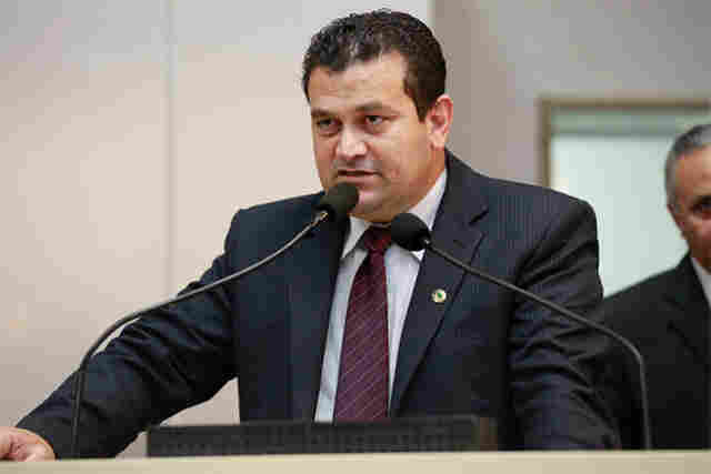 Ezequiel parabeniza jornalistas pelo &#115;ete de abril