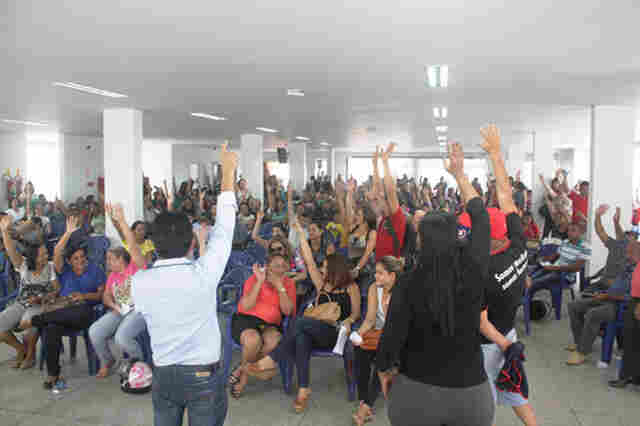Trabalhadores em educação municipais decidem manter greve