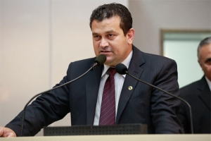 Ezequiel parabeniza jornalistas pelo sete de abril