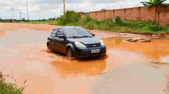 Lagoa no meio da rua tem quase 4 anos em Porto Velho