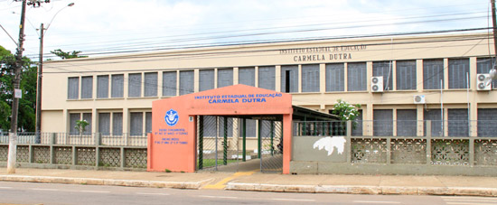 Com abaixo assinado, pais cobram contratação de professores para o Carmela Dutra