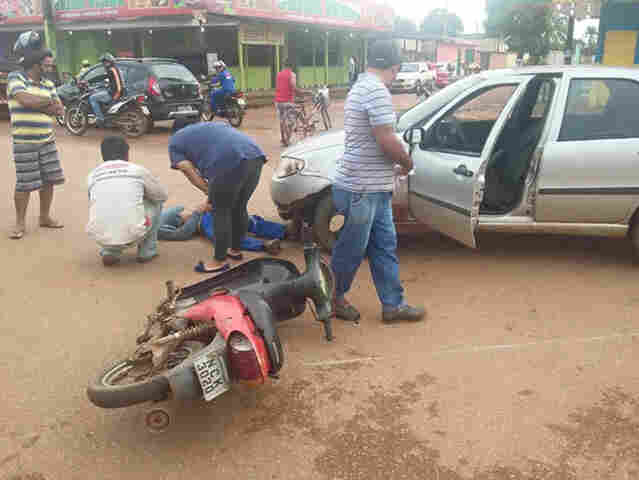 Trabalhador fica ferido em colisão entre carro e moto