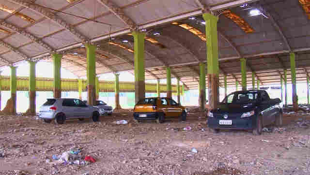 Um ano após cheia, Mercado do Pescado e Shopping Popular continuam abandonados