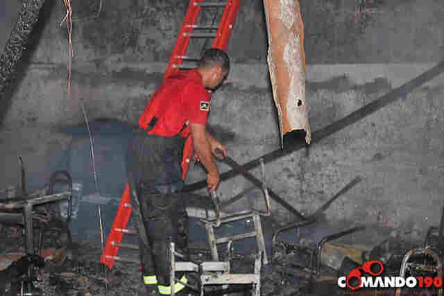 CRIMINOSOS NÃO CONSEGUEM FURTAR COMPUTADORES E INCENDEIAM ESCOLA