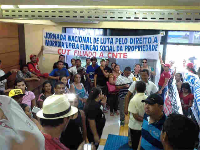 Manifestantes protestam e invadem sede da Prefeitura