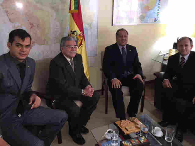 Parlamentares visitam as embaixadas do Peru e Bolívia e discutem sobre Polos de desenvolvimento