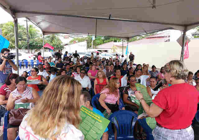 Trabalhadores em educação dão aula pública em frente à ALE