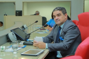 Deputado Aélcio vota a favor e garante reajuste a servidores da Educação