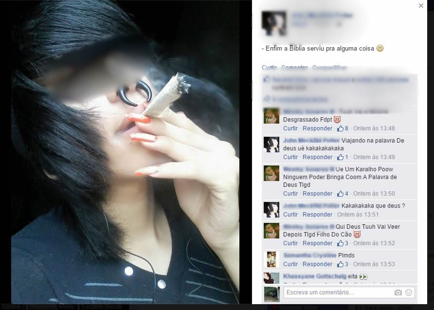 Jovens ateus queimam Bíblia e usam páginas do livro para fazer cigarro de maconha