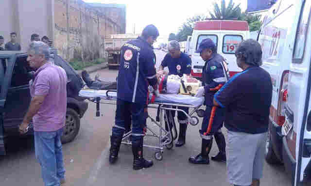 Idoso fica preso em carro após acidente na frente do Samu