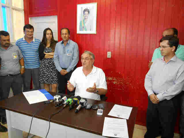 PREFEITO SE DIZ AMARGURADO, EXONERA ASSESSORES MAS DIZ QUE NÃO É JUSTO RENUNCIAR