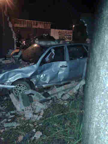 Desgovernado, carro derruba muro e vai parar dentro de terreno em Porto Velho