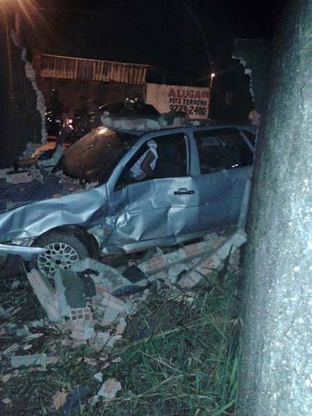Desgovernado, carro derruba muro e vai parar dentro de terreno em Porto Velho