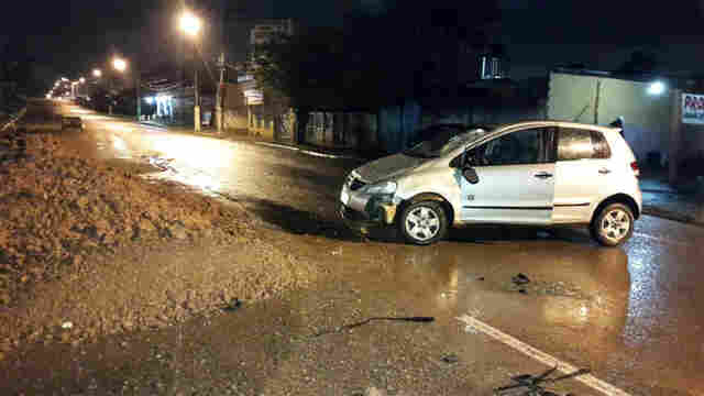 Mulher capota veículo após bater em monte de terra