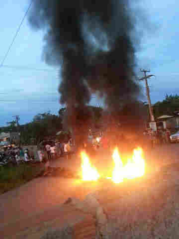 Contra desapropriação, famílias fecham estrada de acesso a fábrica na Zona Sul