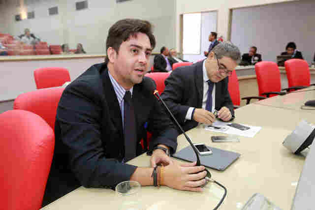 Léo Moraes solicita benefícios para trabalhador carente