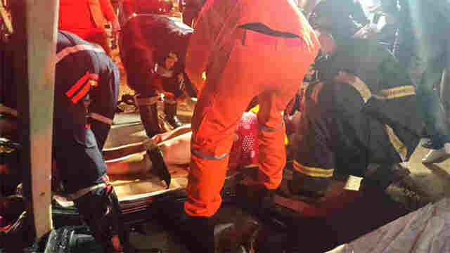 Mulher fica presa às ferragens após capotamento na BR-364